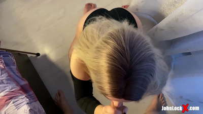 红发女郎吸吮鸡巴和性交，在她的屁股上得到精液